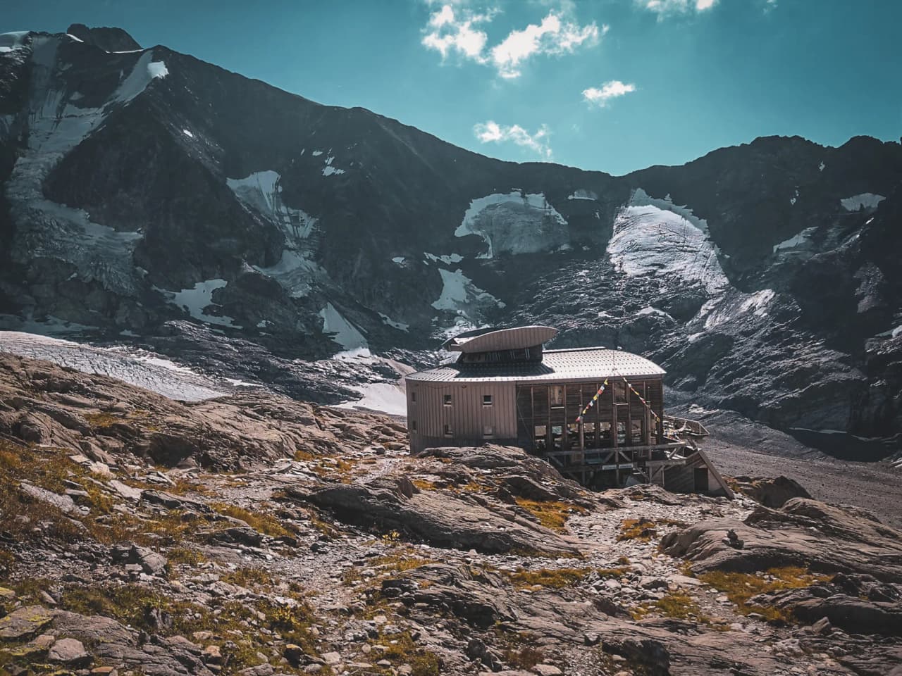 Een pittoresk Berghut in het hart van de Dômes de Miage, omringd door majestueuze bergtoppen. Een uitnodiging voor avontuur!