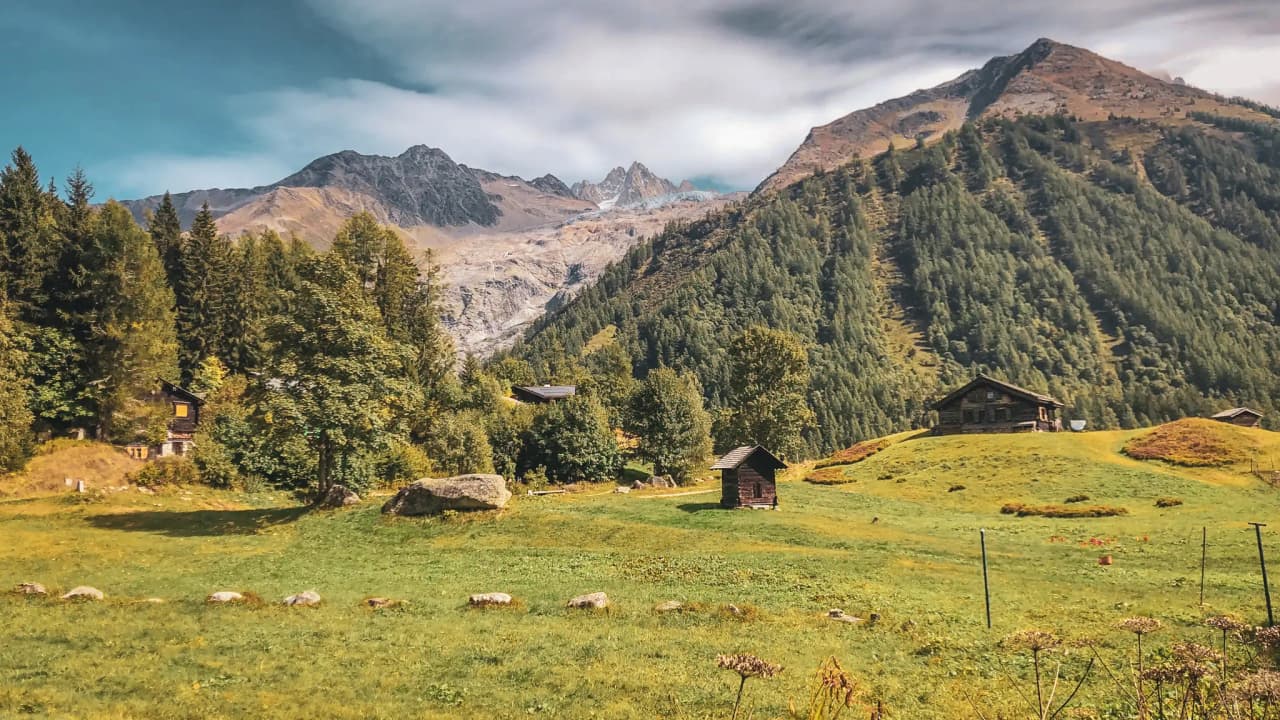 Een betoverend Alpenlandschap, met majestueuze bergen en pittoreske chalets.