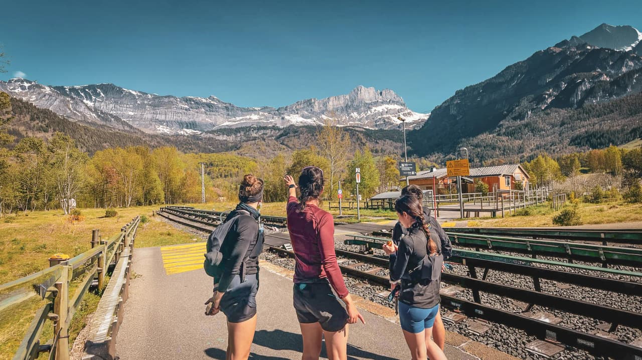 Drie wandelaars bewonderen de majestueuze bergen in het hart van Chamonix, klaar om op ontdekkingstocht te gaan.