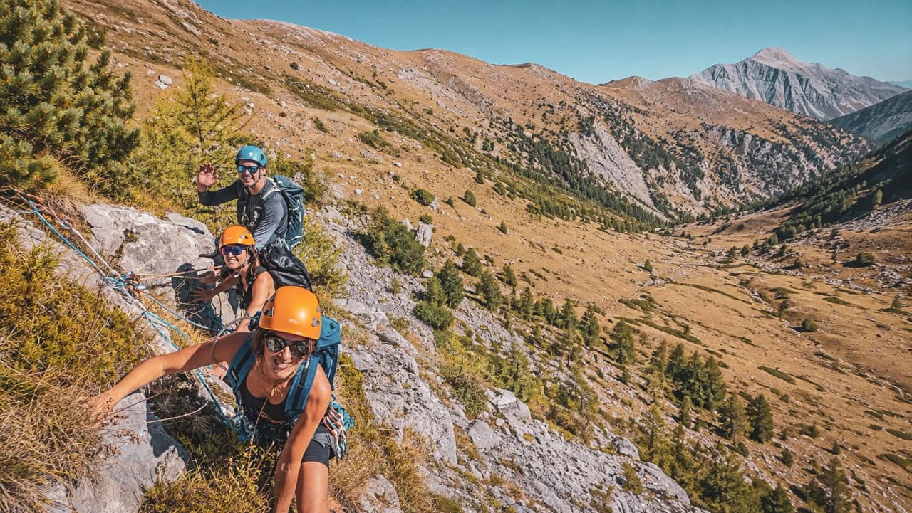 Groupe d'alpinistes en pleine ascension, avec des paysages montagneux à couper le souffle.