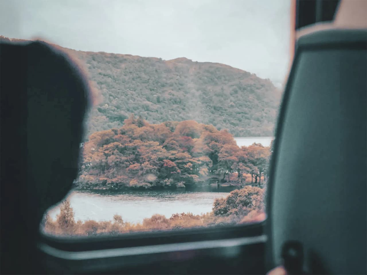 Adembenemend uitzicht op de betoverende Schotse Hooglanden vanuit het raam van een voertuig.