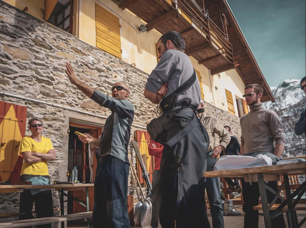 Un groupe passionné reçoit des conseils pour l'initiation à la cascade de glace dans les Alpes italiennes.