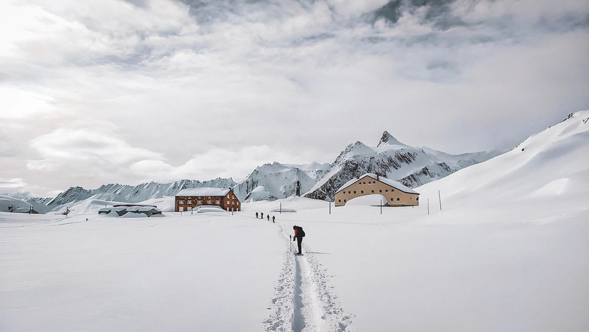 Besneeuwde paden die leiden naar schilderachtige Berghutten onder de toppen van de Alpen. Ontsnapping gegarandeerd!