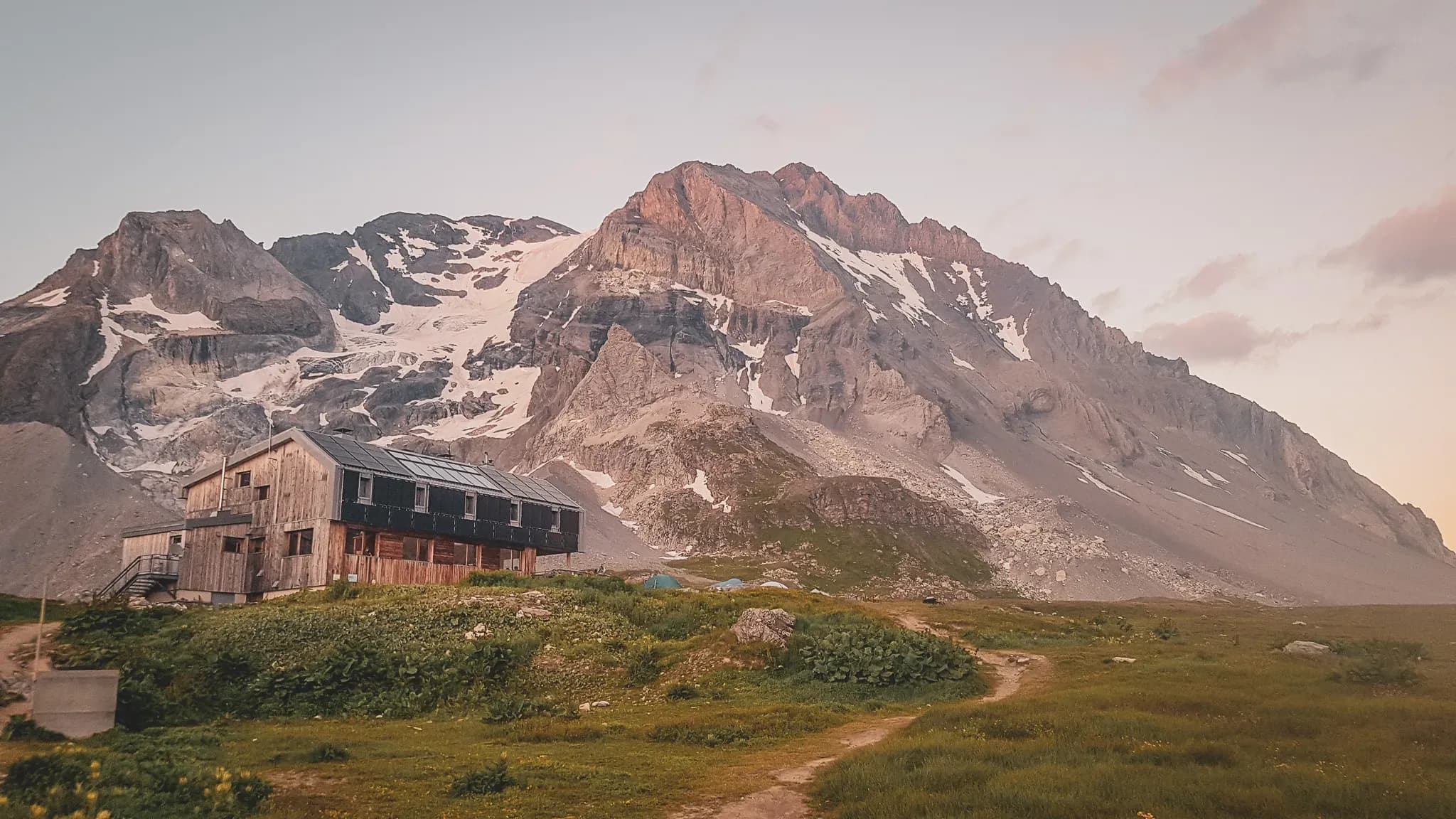 Mountain hut at the foot of majestic mountains, an invitation to adventure in the Vanoise.
