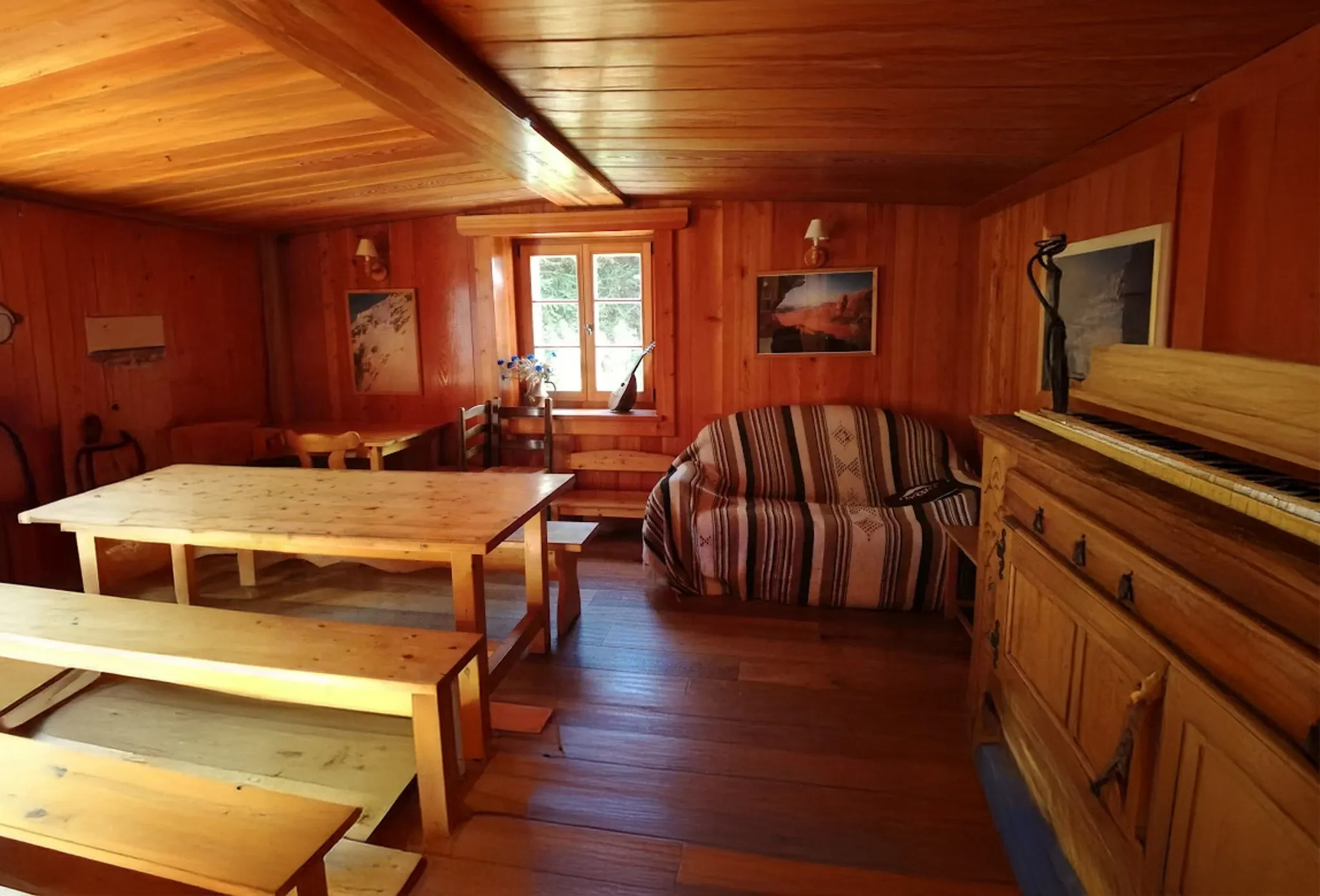 Un chalet chaleureux avec bois élégant, idéal pour se ressourcer après une aventure à Chamonix.