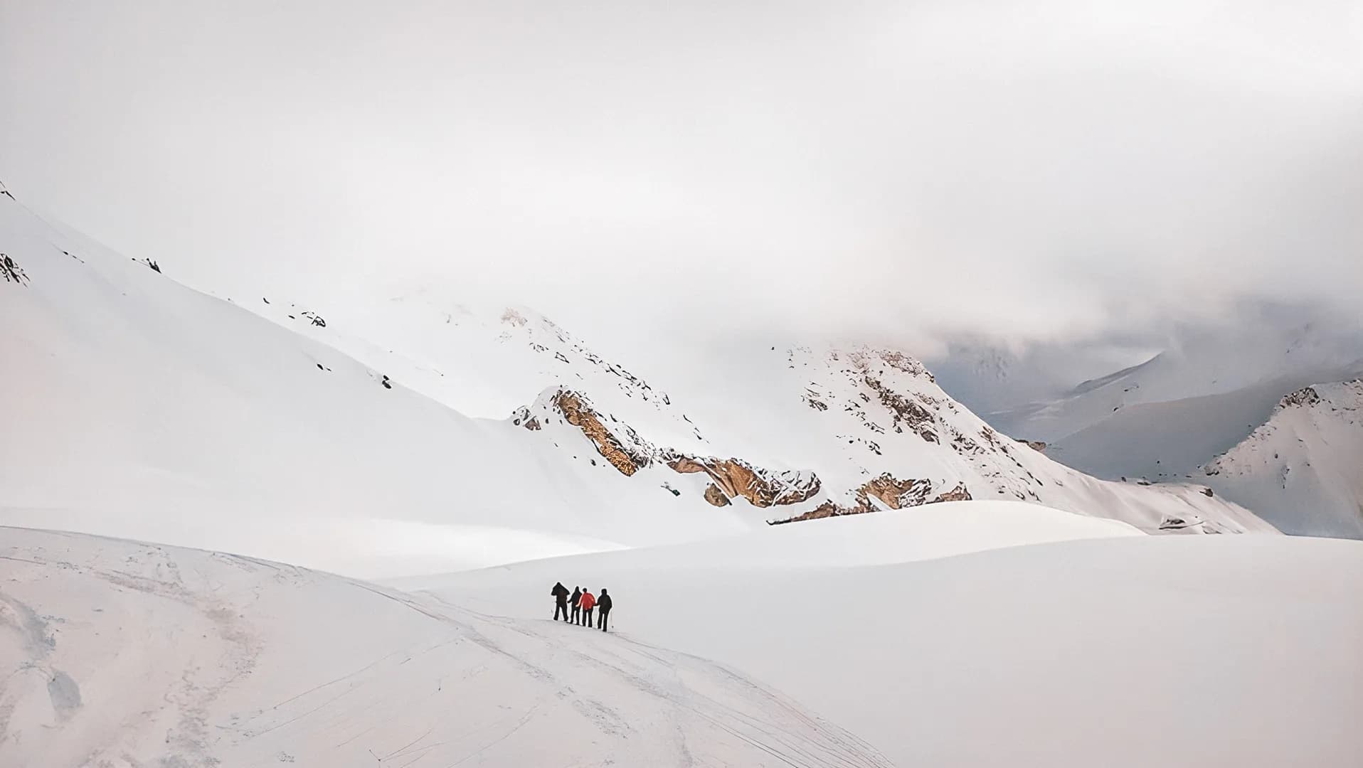 Wandelaars op sneeuwschoenen op de Grote Sint-Bernardpas.