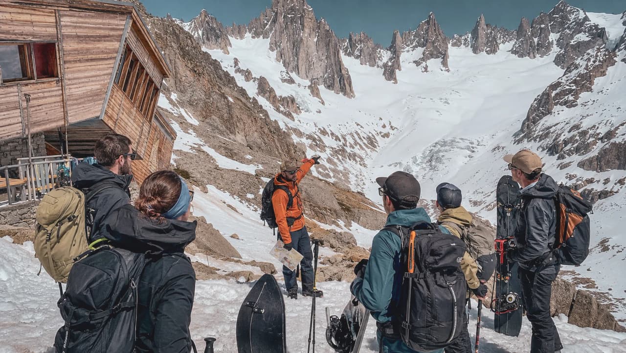 Groupe de randonneurs admirant les sommets enneigés autour du Mont-Blanc, prêts pour l'aventure.