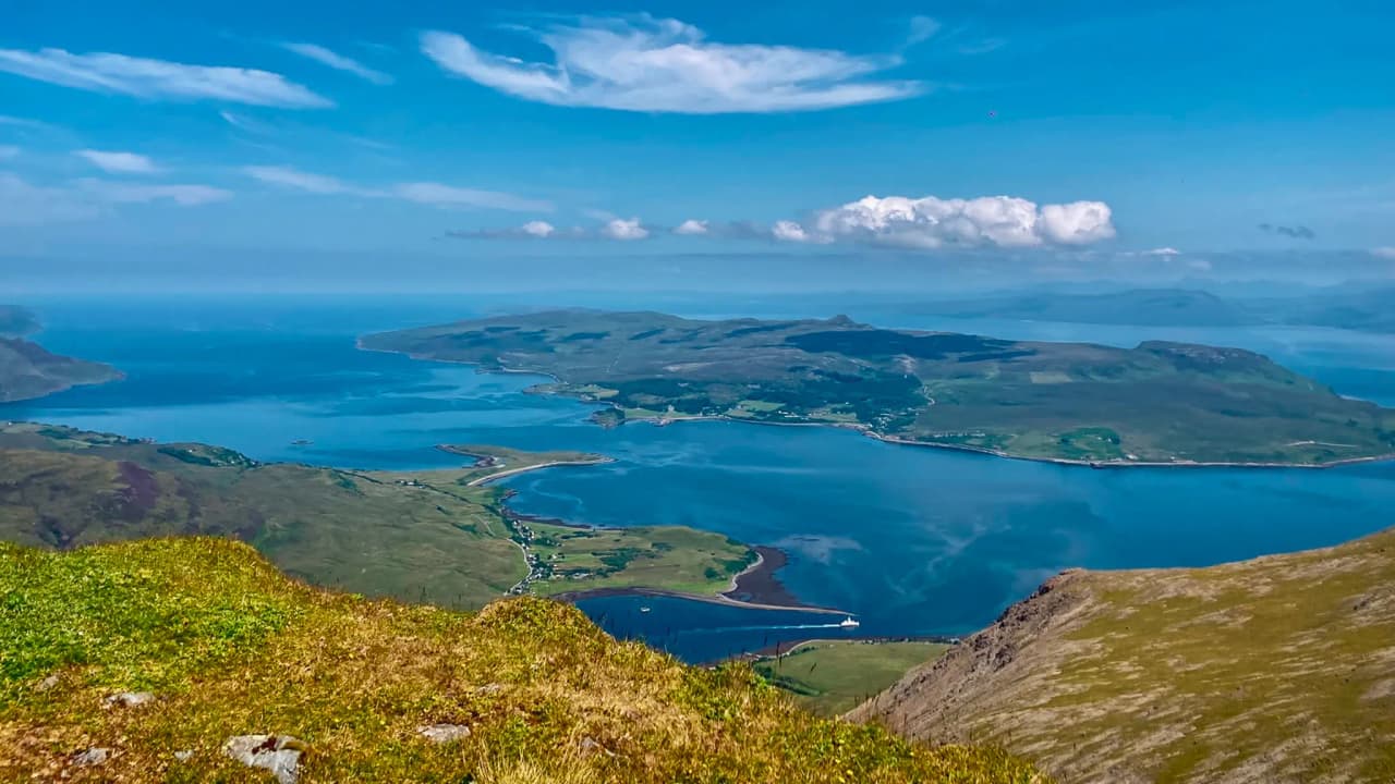 Panoramisch uitzicht op het smaragdgroene water en de groene landschappen van de Highlands, op het eiland Skye.