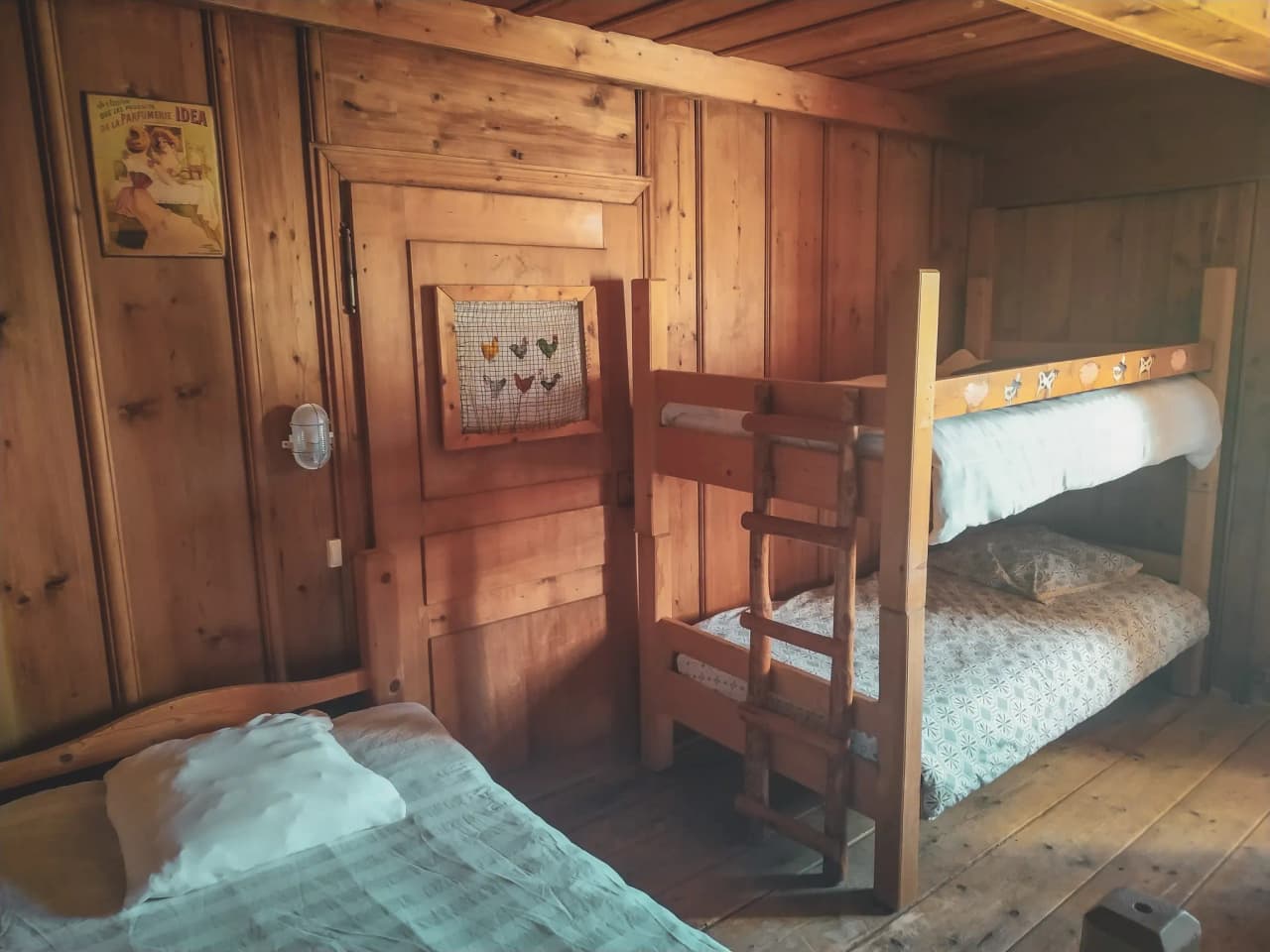 Een gezellige houten kamer met stapelbed, perfect voor een gezellig verblijf in de bergen.