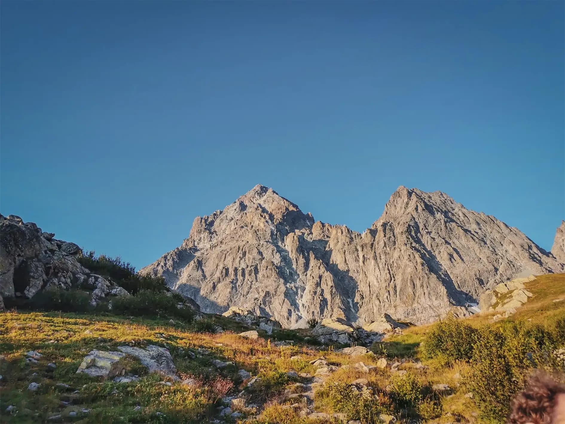 Majestic mountains under azure skies, an invitation to adventure in the heart of nature.