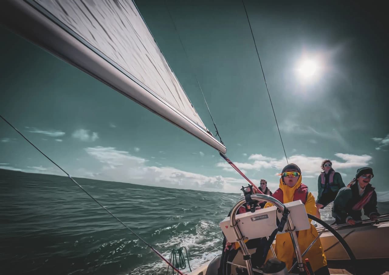 Sailing off Belle-Île, a sailing adventure with friends under sunny skies.