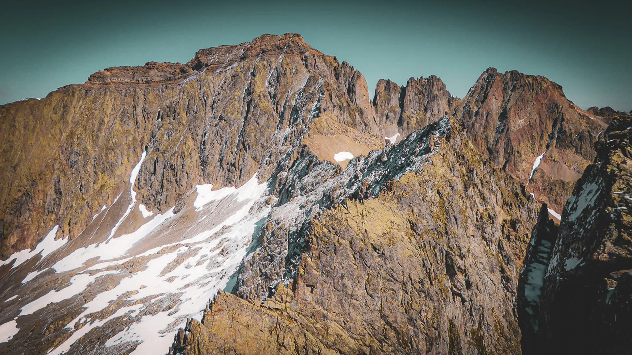 Majestueux panorama alpin avec crêtes aiguisées et glaciers, face au Mont Blanc. Évasion garantie !