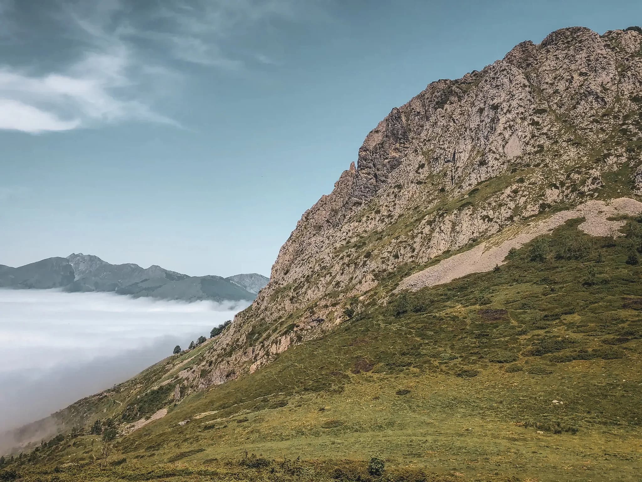 Vue panoramique du massif du Pibeste, montagnes majestueuses et brume légère, invitation à l'aventure.