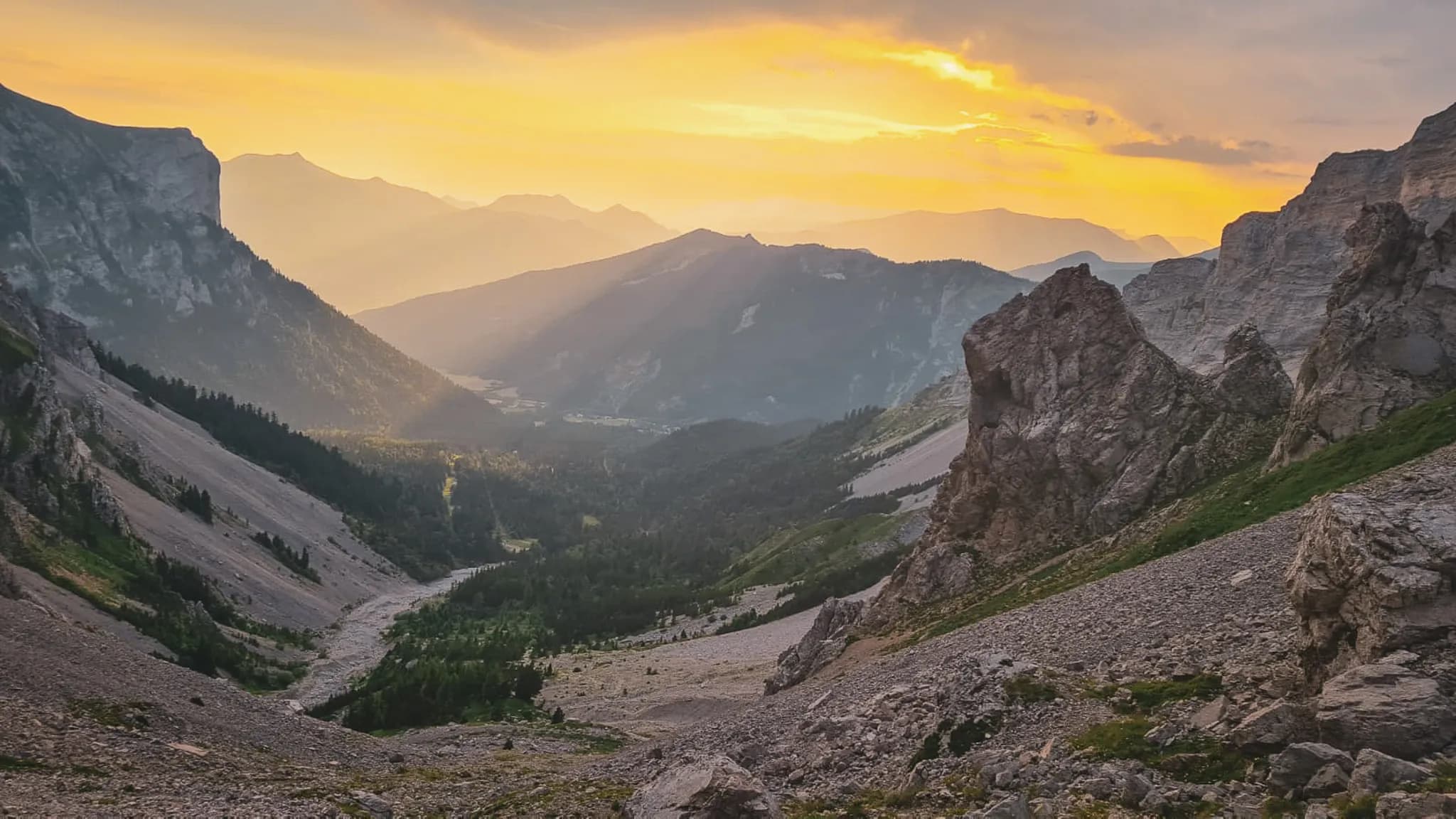 "Magnificent views of the Dévoluy massif at sunset, between mountains and green valleys."