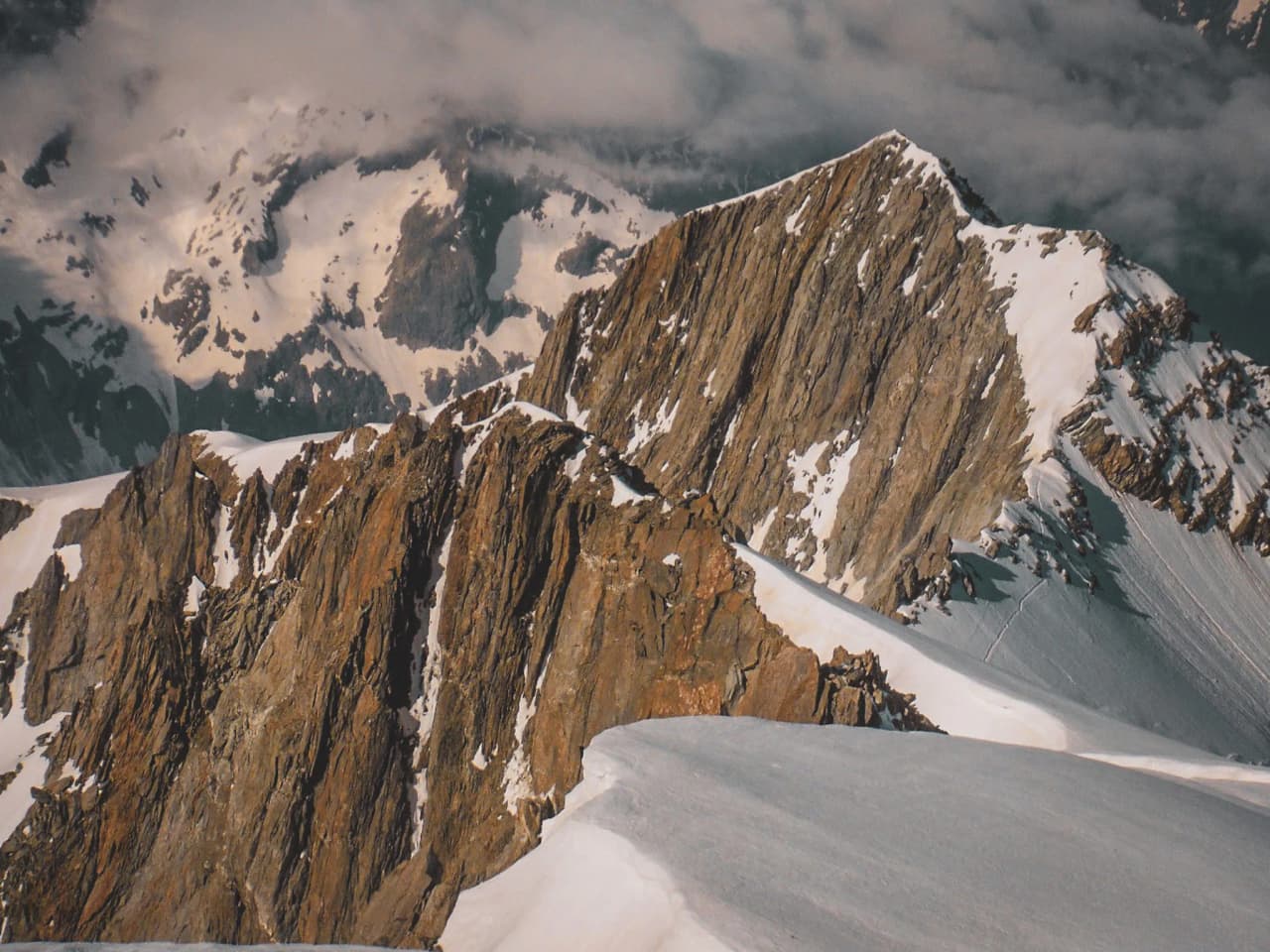 Een adembenemend panorama van de Dômes de Miage, tussen gletsjers en majestueuze rotsen.