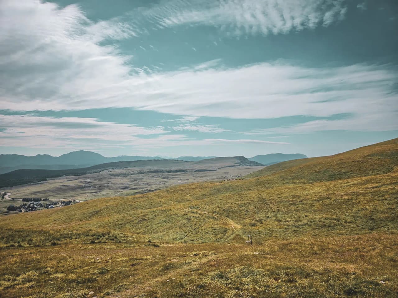 The green landscape of the Vercors, valleys and mountains under a blue sky, an invitation to escape.