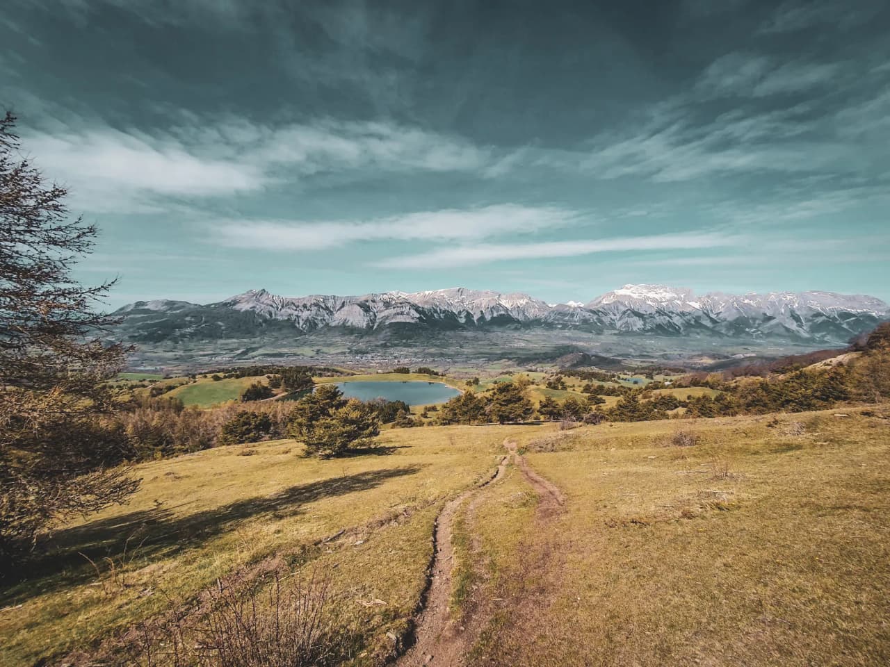 An enchanting panorama of the Écrins, between majestic mountains and a peaceful lake, an invitation to adventure.