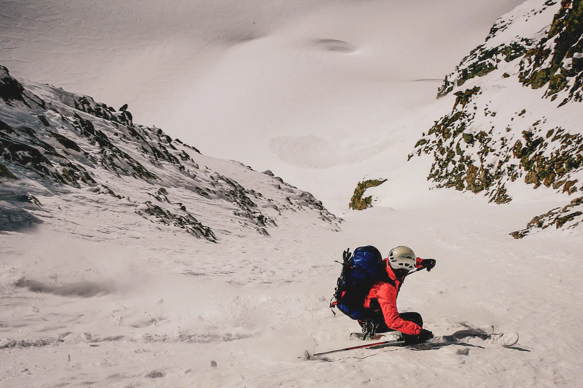 Skitochten op besneeuwde hellingen in de Alpen, met een adembenemende Alpine sfeer.