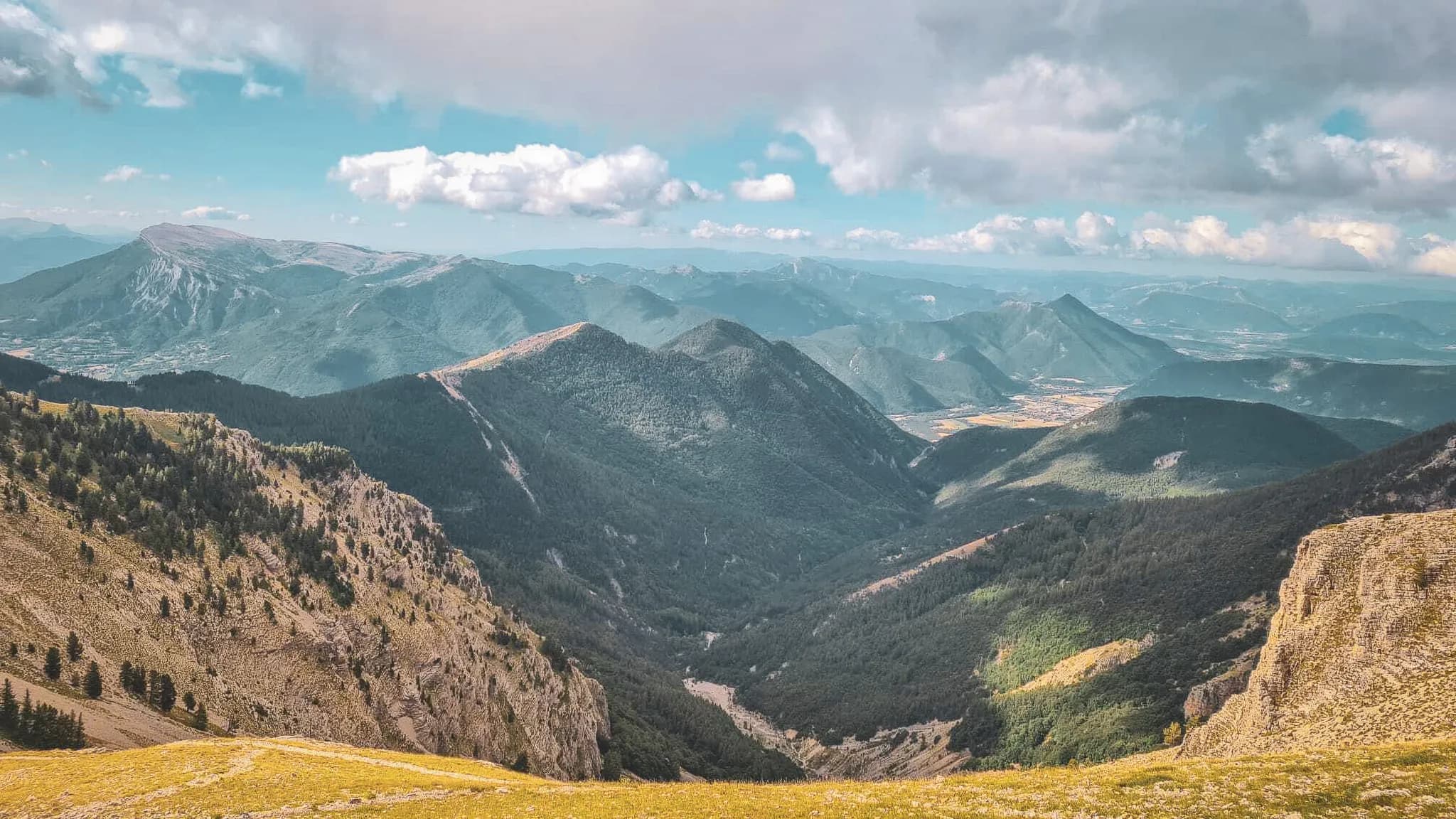 Magnificent panoramic views of the wild ridges of Dévoluy, an invitation to alpine adventure.