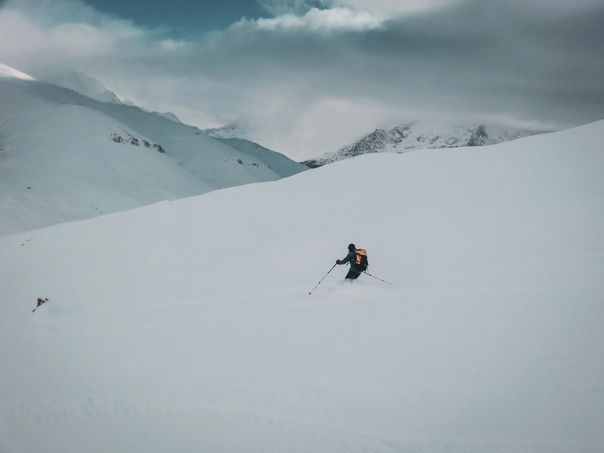 Skitochten in de Hautes Alpes, tussen besneeuwde landschappen en majestueuze bergtoppen.