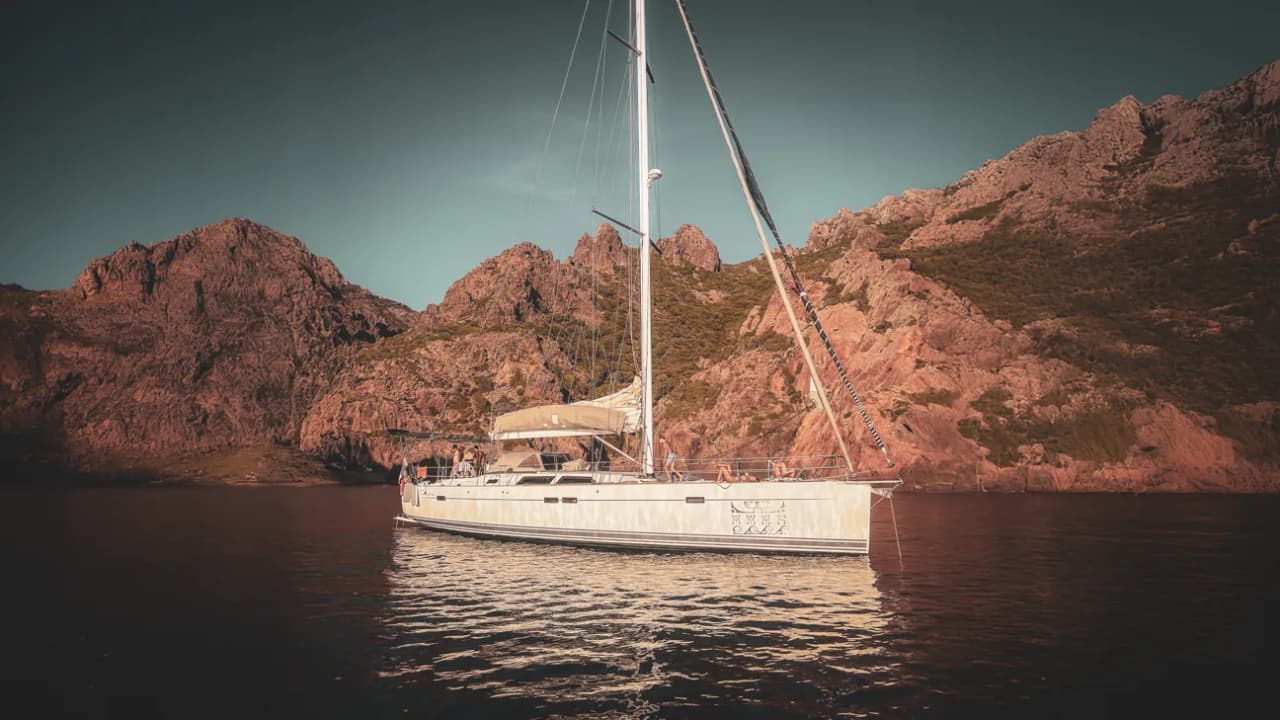 Un voilier ancré paisiblement entre des falaises majestueuses des Calanques.
