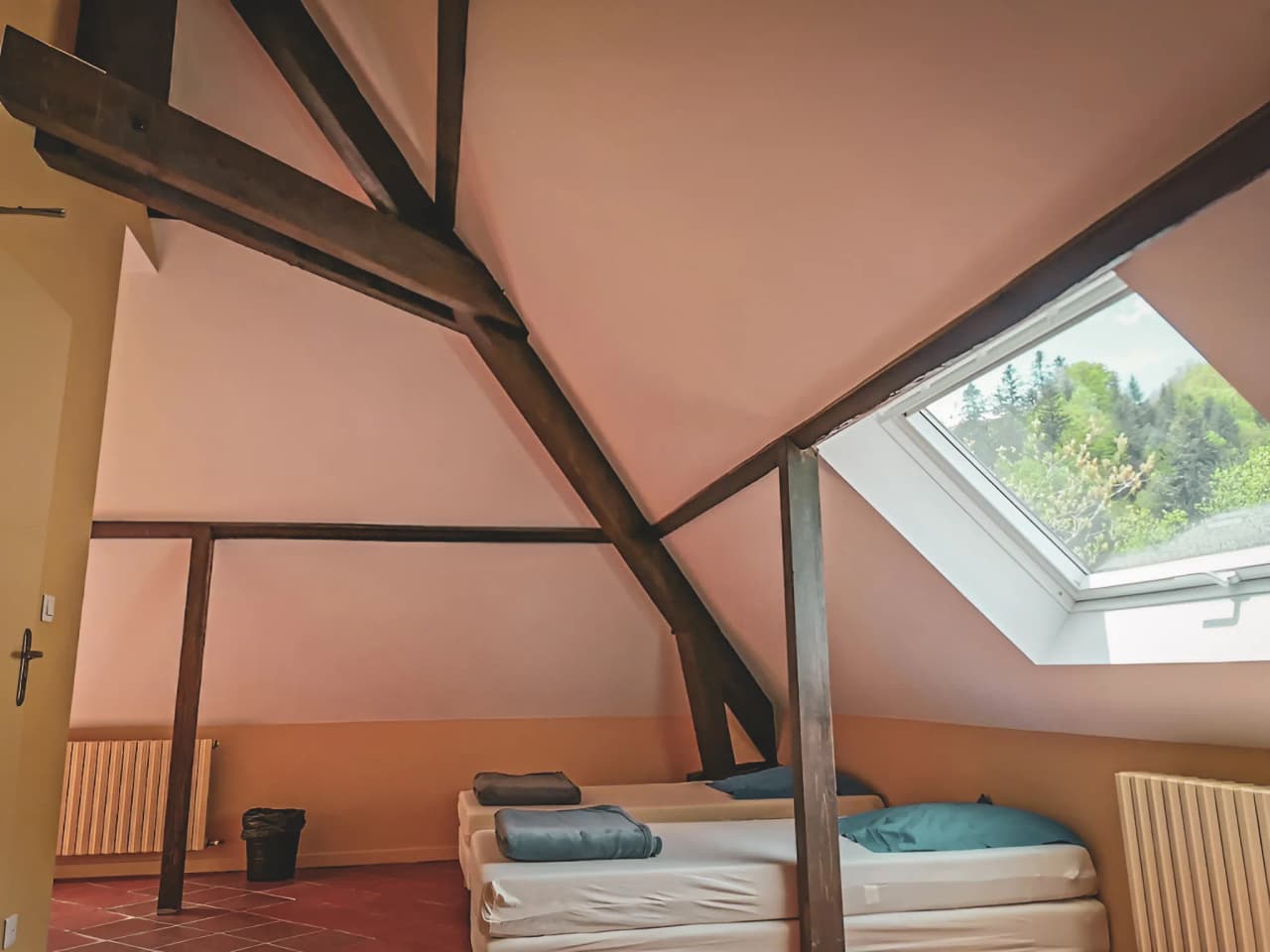 Chambre chaleureuse sous les toits, lumineuse, invitant à l'aventure dans les Pyrénées.