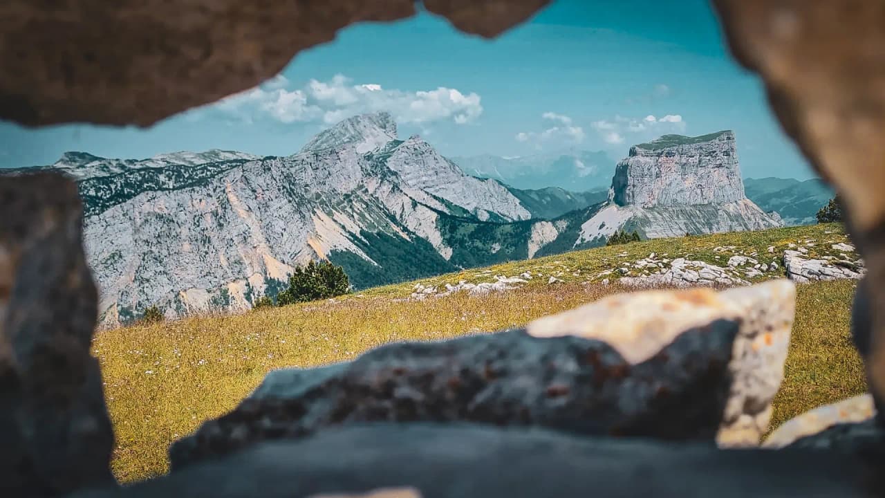 Vue panoramique des Hauts Plateaux du Vercors, entre montagnes et alpages verdoyants.