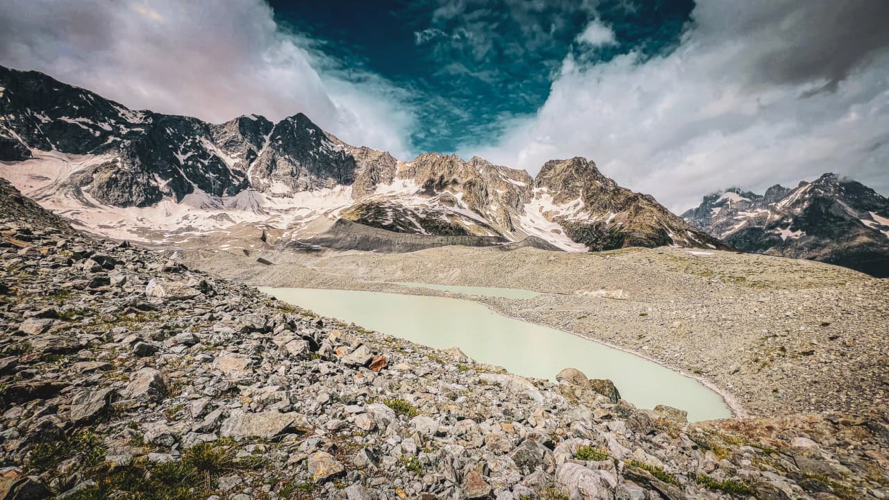 Turquoise lakes surrounded by majestic mountains, a captivating hiking landscape.