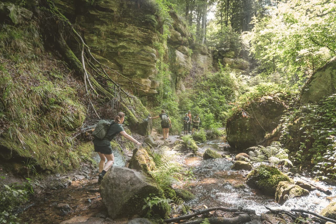 Een schilderachtige wandeling in het Mullerthal tussen groene kliffen en sprankelende beekjes.
