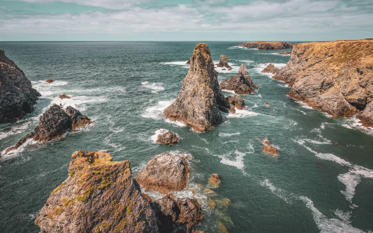 Majestueuze kliffen en rotsen gebeeldhouwd door de oceaan, een wild Bretons landschap om te verkennen.
