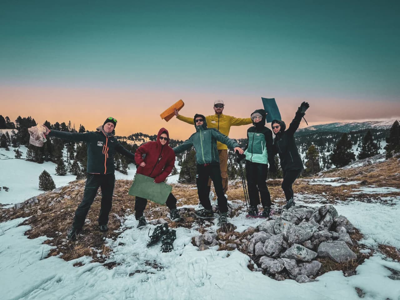 A happy group on snowshoes under the colourful Vercors sky, surrounded by snow and nature.