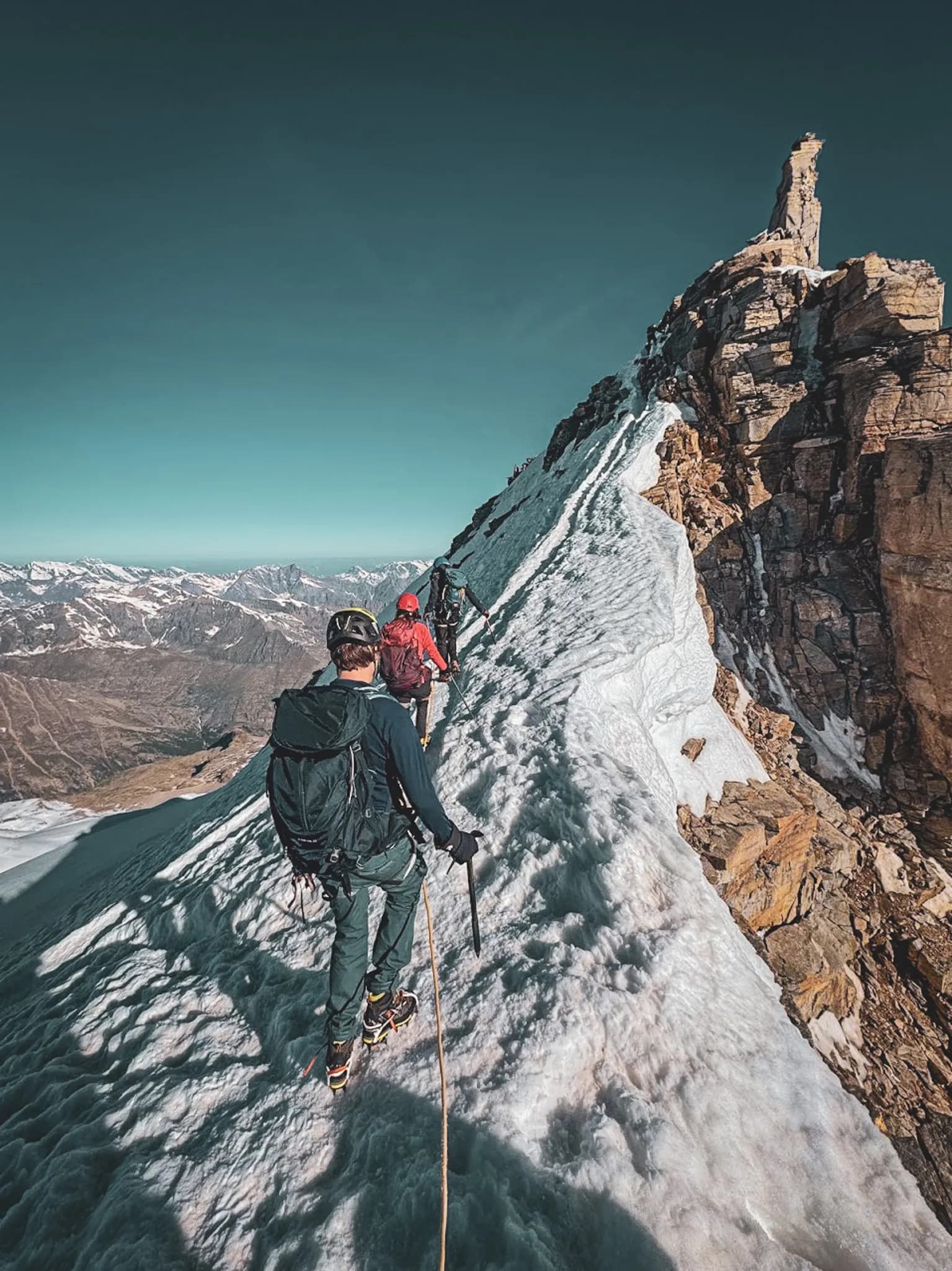 Een groep avonturiers nadert de top van de Gran Paradiso.