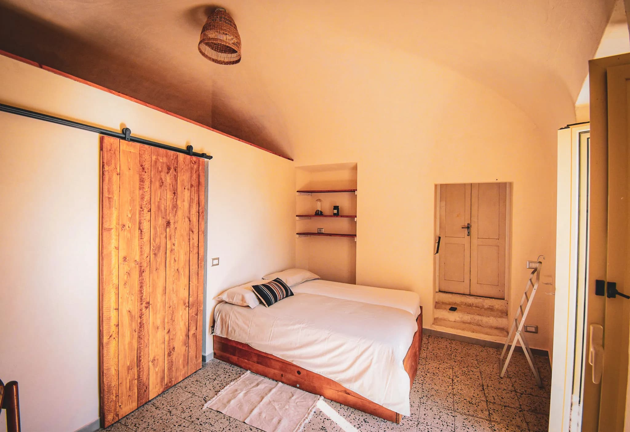 A bright, soothing room, perfect for recharging your batteries during a retreat in Italy.