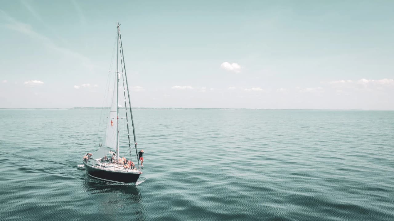 Zeilen op kalm water, blauwe luchten en avontuur in Zuid-Bretagne.