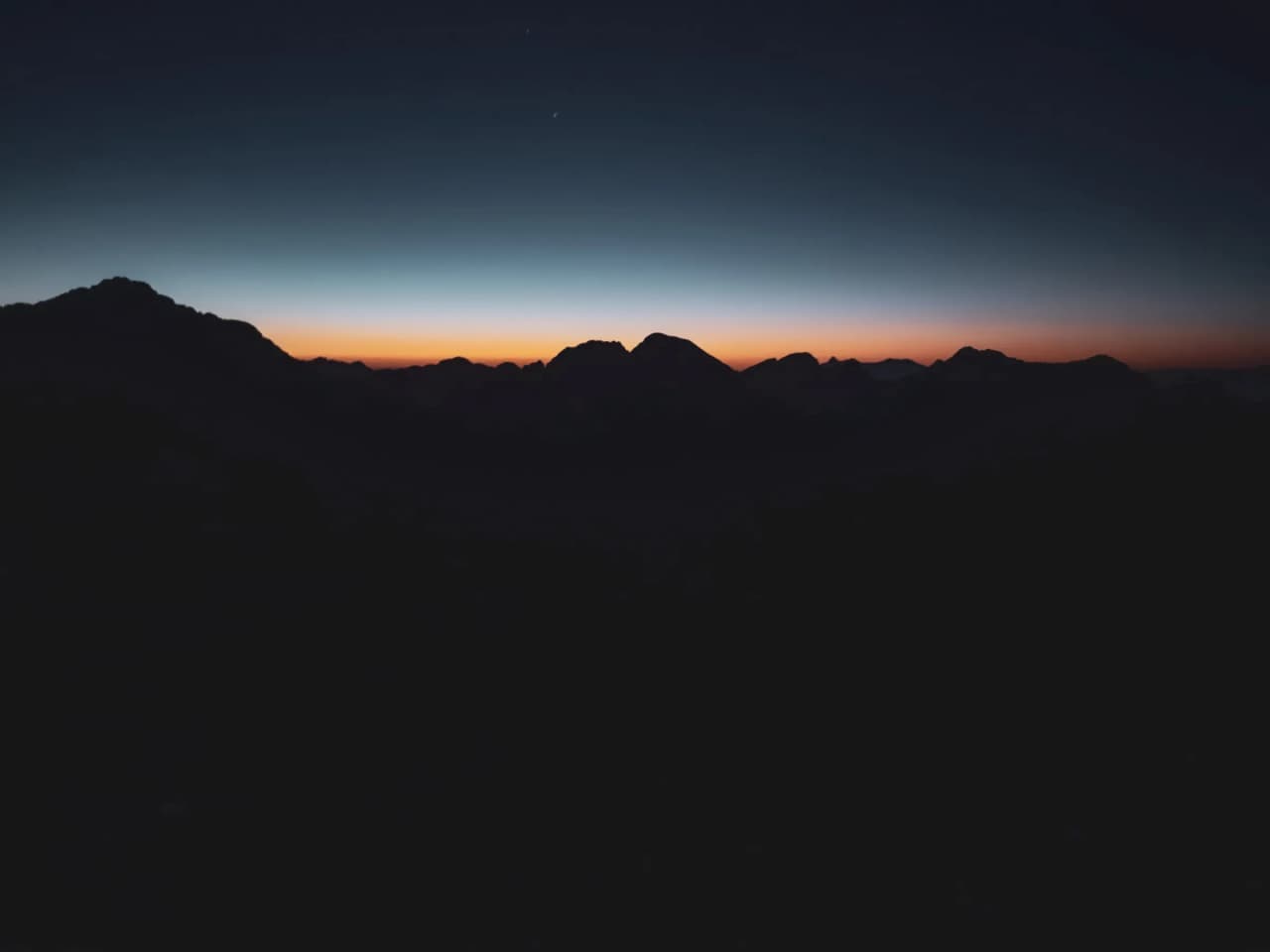 Un lever de soleil spectaculaire sur les sommets des Pyrénées, invitant à l'aventure.