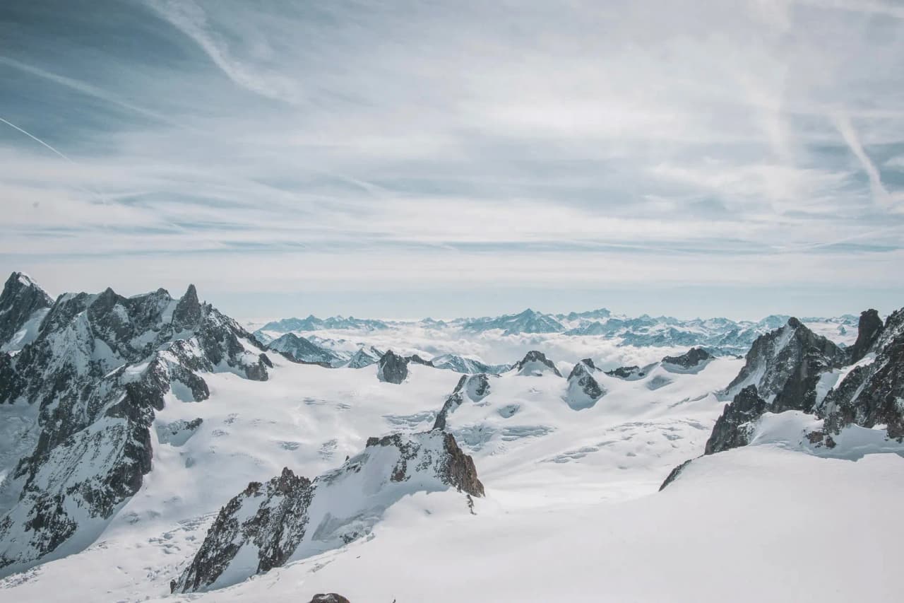 A spectacular panorama of the snow-capped peaks around Mont Blanc, an invitation to escape.