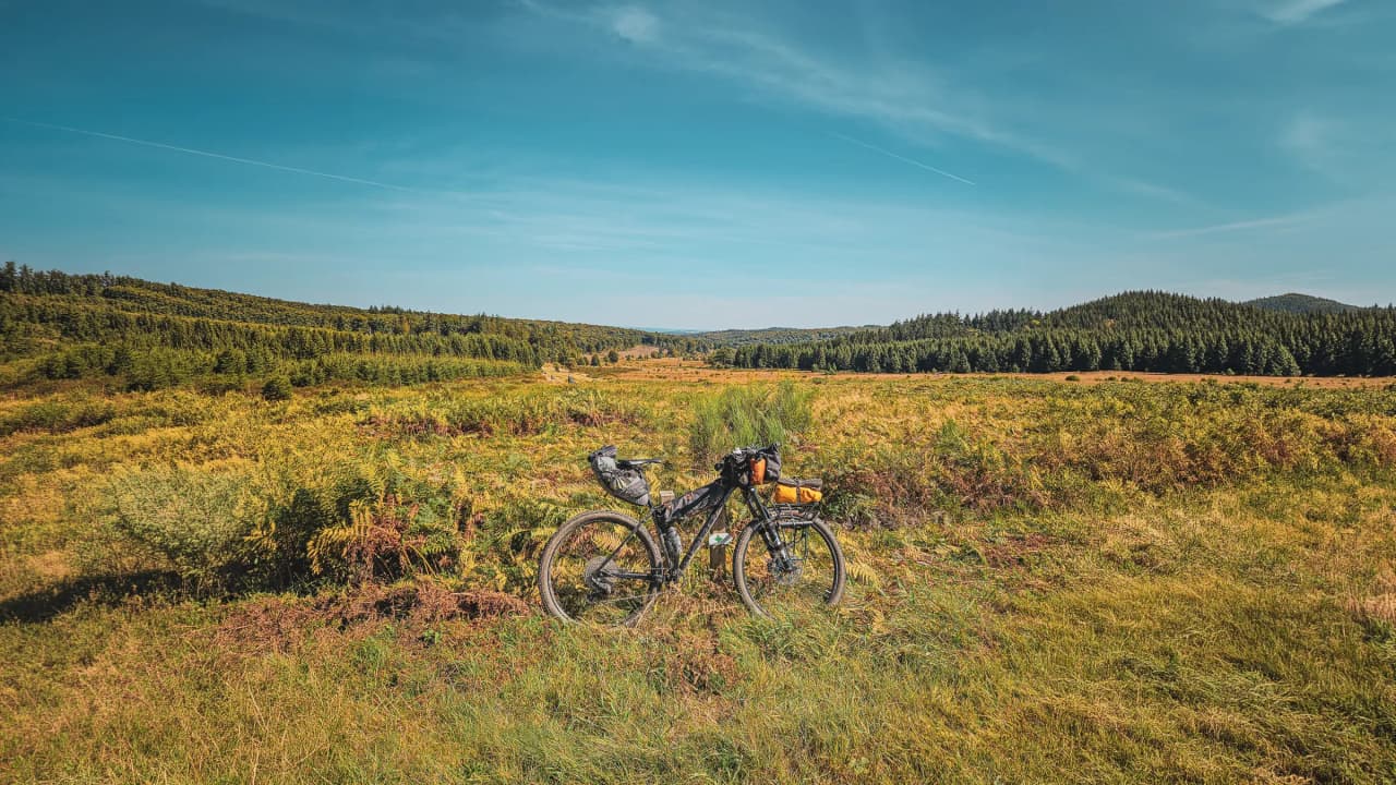 Cycling in a vast green landscape, in the heart of the Ardennes forests. Escape guaranteed!