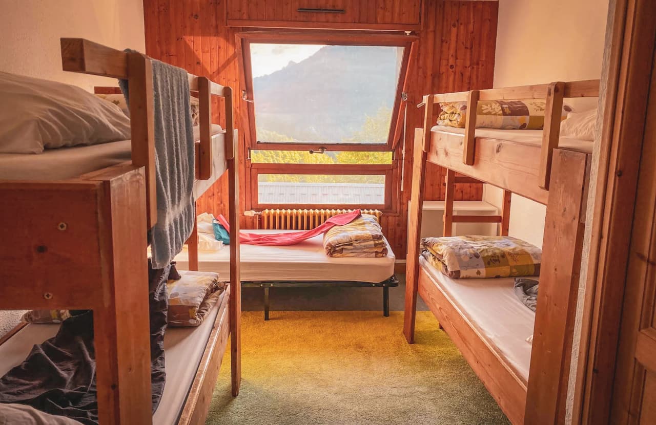 Een gezellige kamer met stapelbedden en uitzicht op de bergen van Chamonix, een uitnodiging om te reizen.