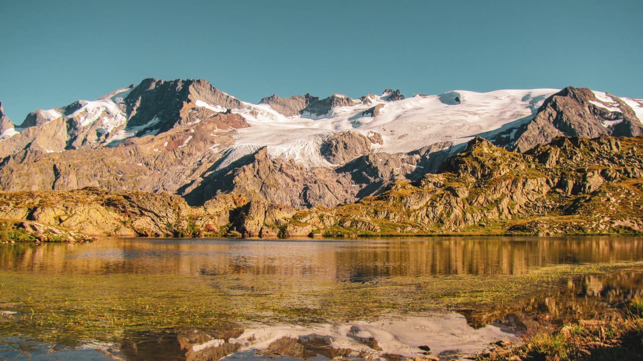 Panorama des Écrins, lacs turquoise et glaciers majestueux, invitation à l'évasion en nature.