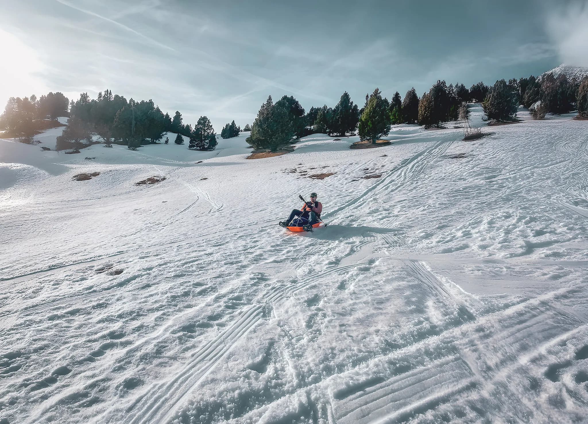 Een avonturier glijdt over de glinsterende sneeuw, omringd door de majestueuze landschappen van de Vercors.
