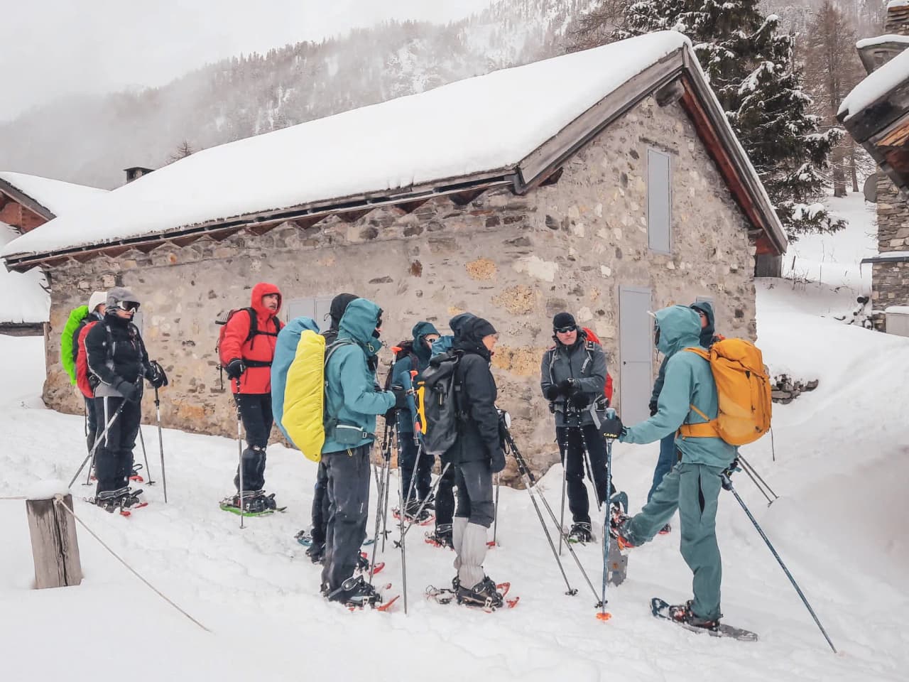 Groupe de randonneurs en raquettes à neige, prêt pour l'expédition en Haute-Ubaye.