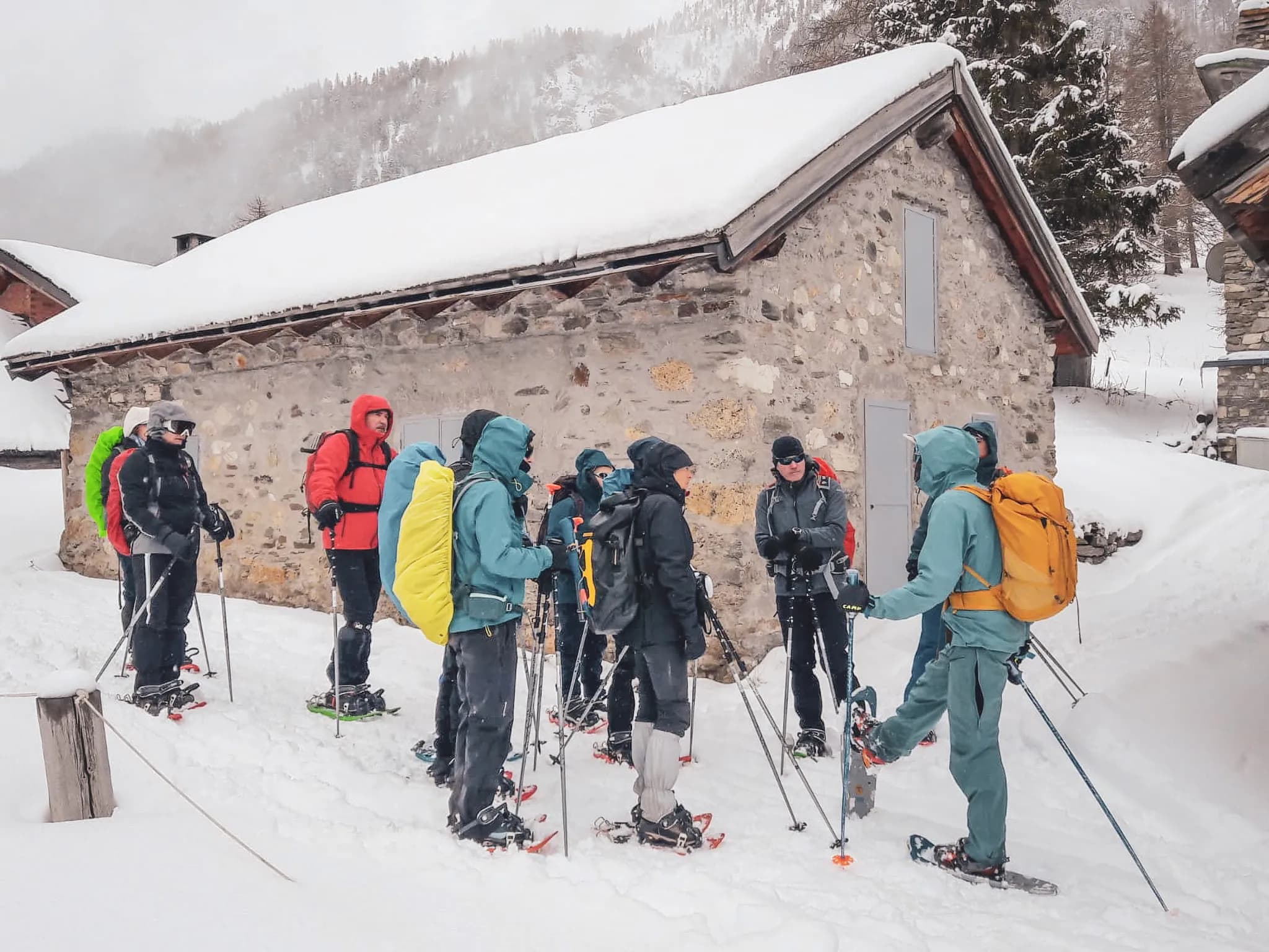 Een groep sneeuwschoenwandelaars klaar voor de Haute-Ubaye expeditie.