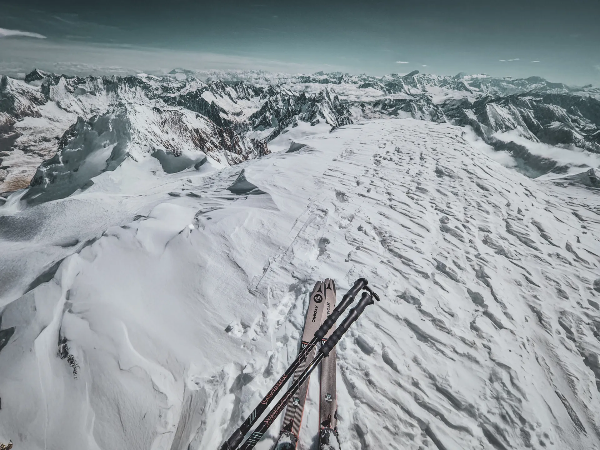 Prachtig uitzicht vanaf de top van de Mont Blanc, ski's klaar om af te dalen op een deken van sneeuw.