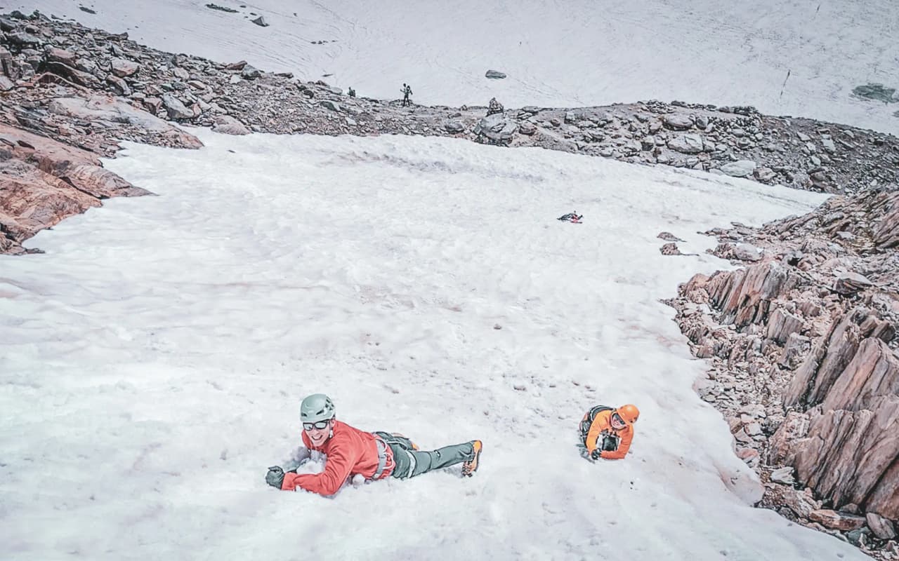 Alpinistes en action sur un glacier de Chamonix, révélant l'adrénaline des sommets enneigés.