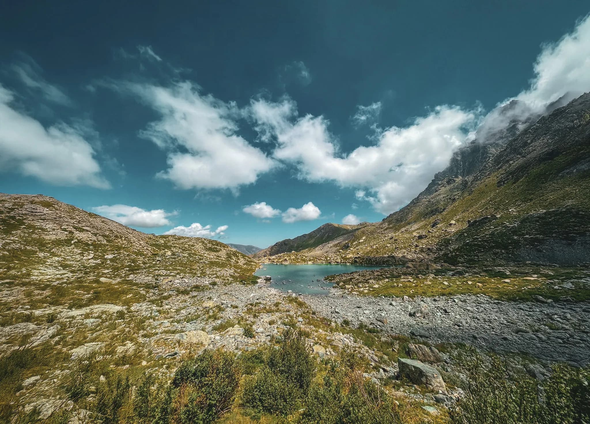 Een betoverend alpenlandschap van bergen, turquoise meren en drijvende wolken. Ontsnapping gegarandeerd!