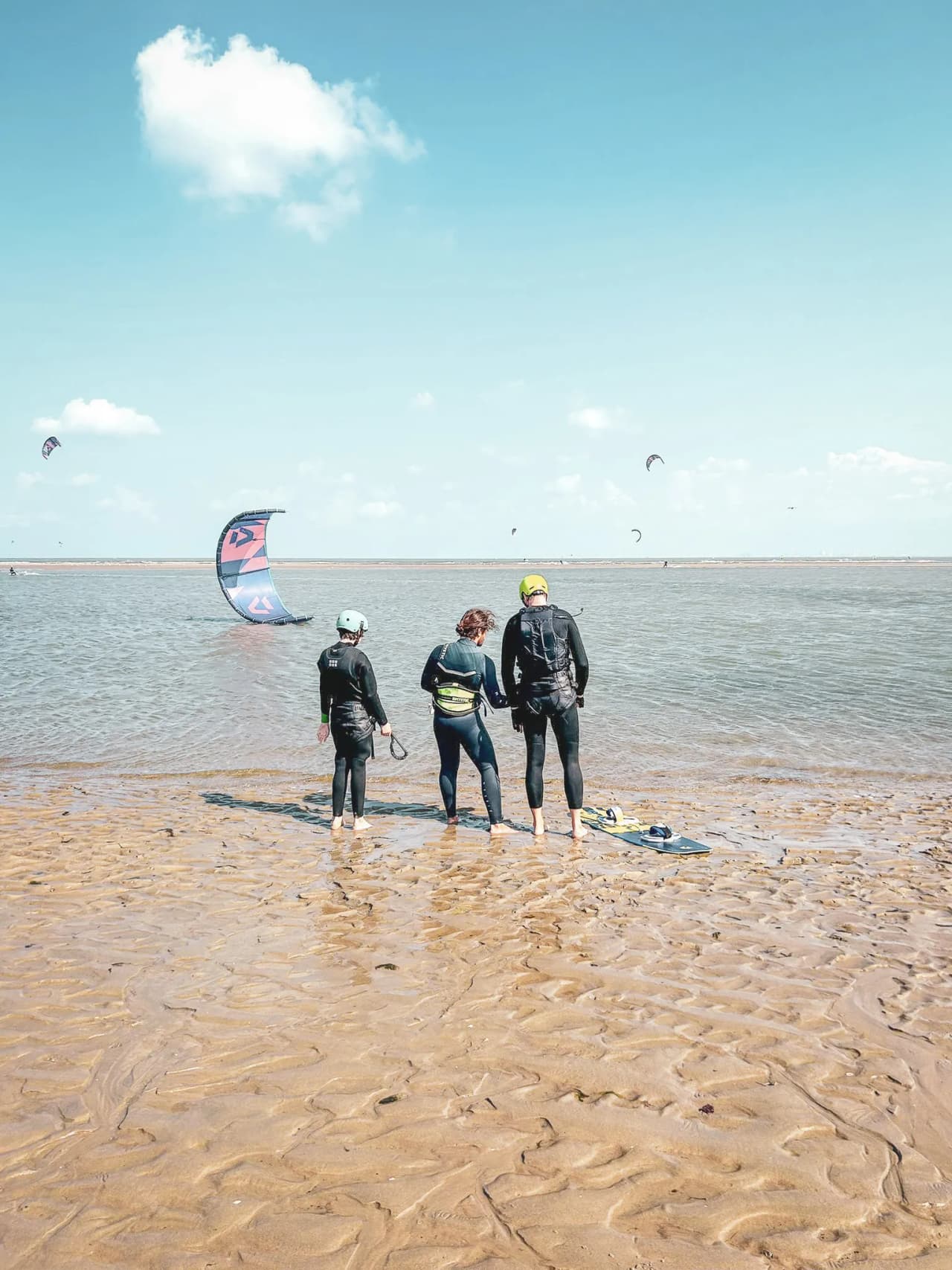 A guide and 2 people discovering kitesurfing