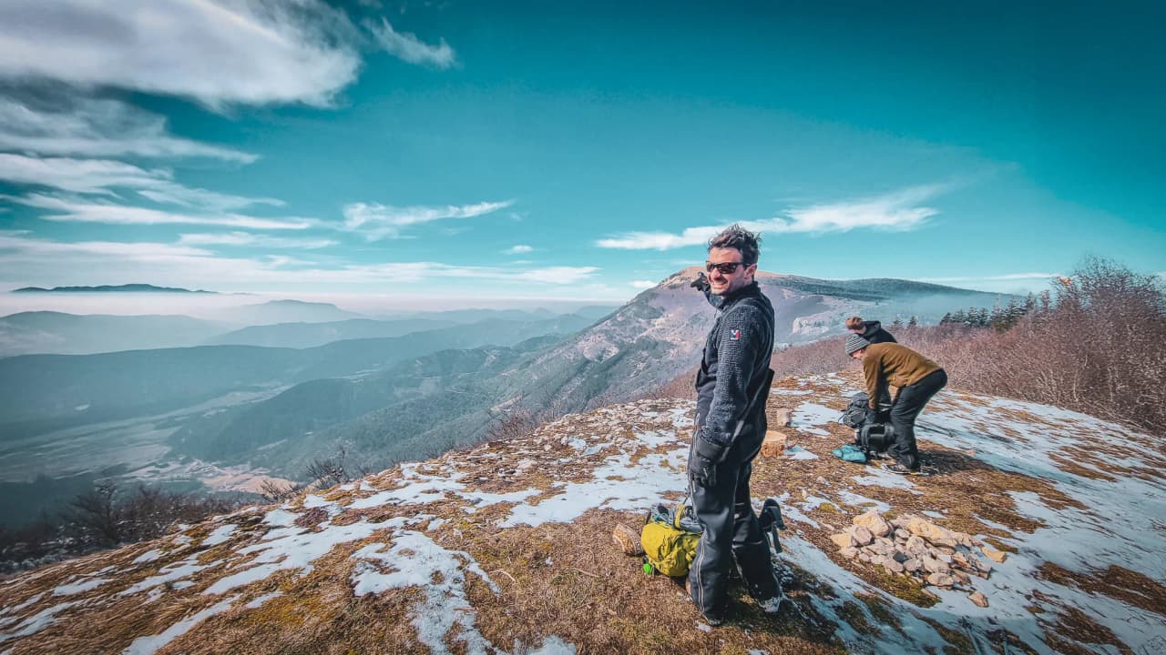 Two adventurers in the heart of nature, admiring the Vercors mountains under a blue sky.
