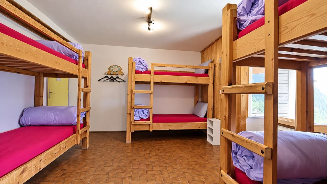 Ruime kamers met stapelbedden, ideaal voor een gezellig verblijf in de bergen.