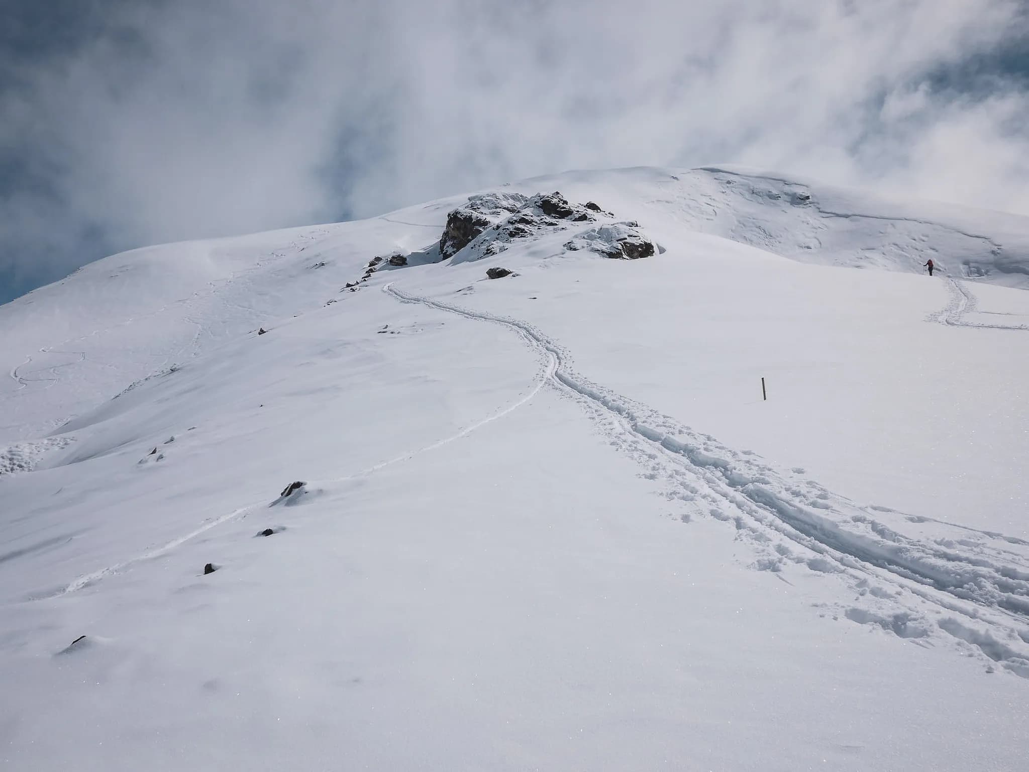 The snowy landscape of the Queyras crests, with ski tracks and majestic peaks.