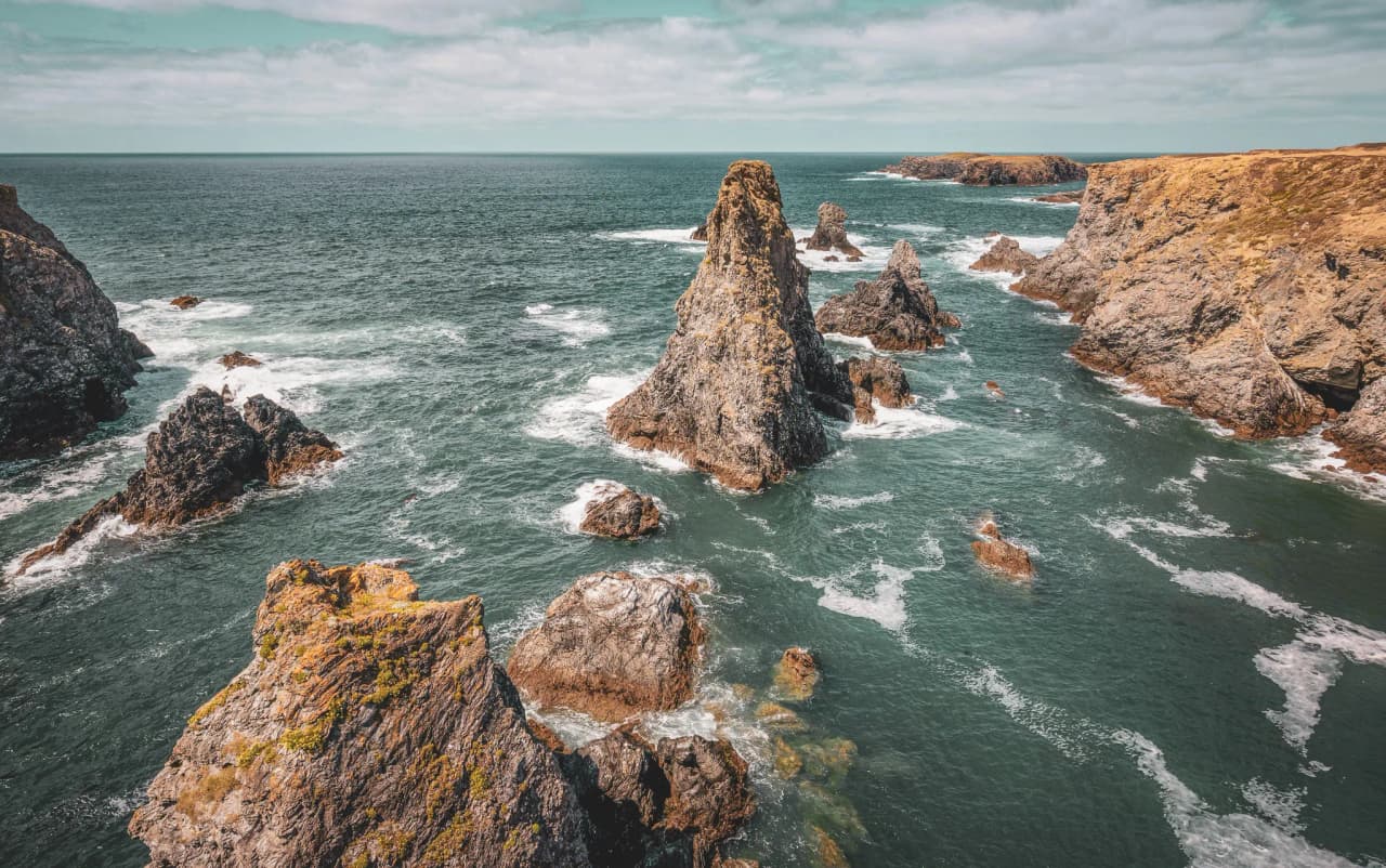 Spectacular view of the rocks emerging from the turquoise waves off Belle-Île.